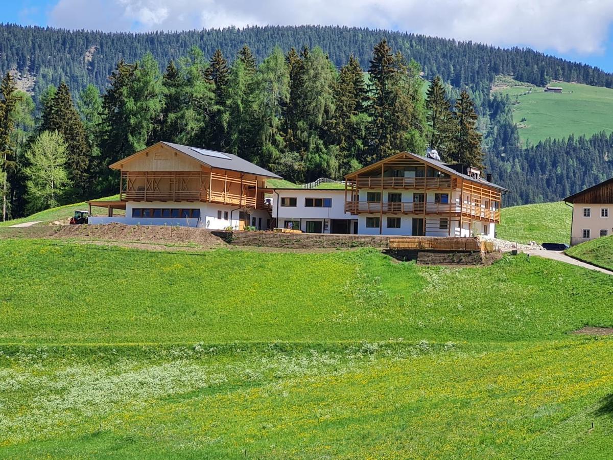 Biohof Untergroeber Apartman Braies  Kültér fotó